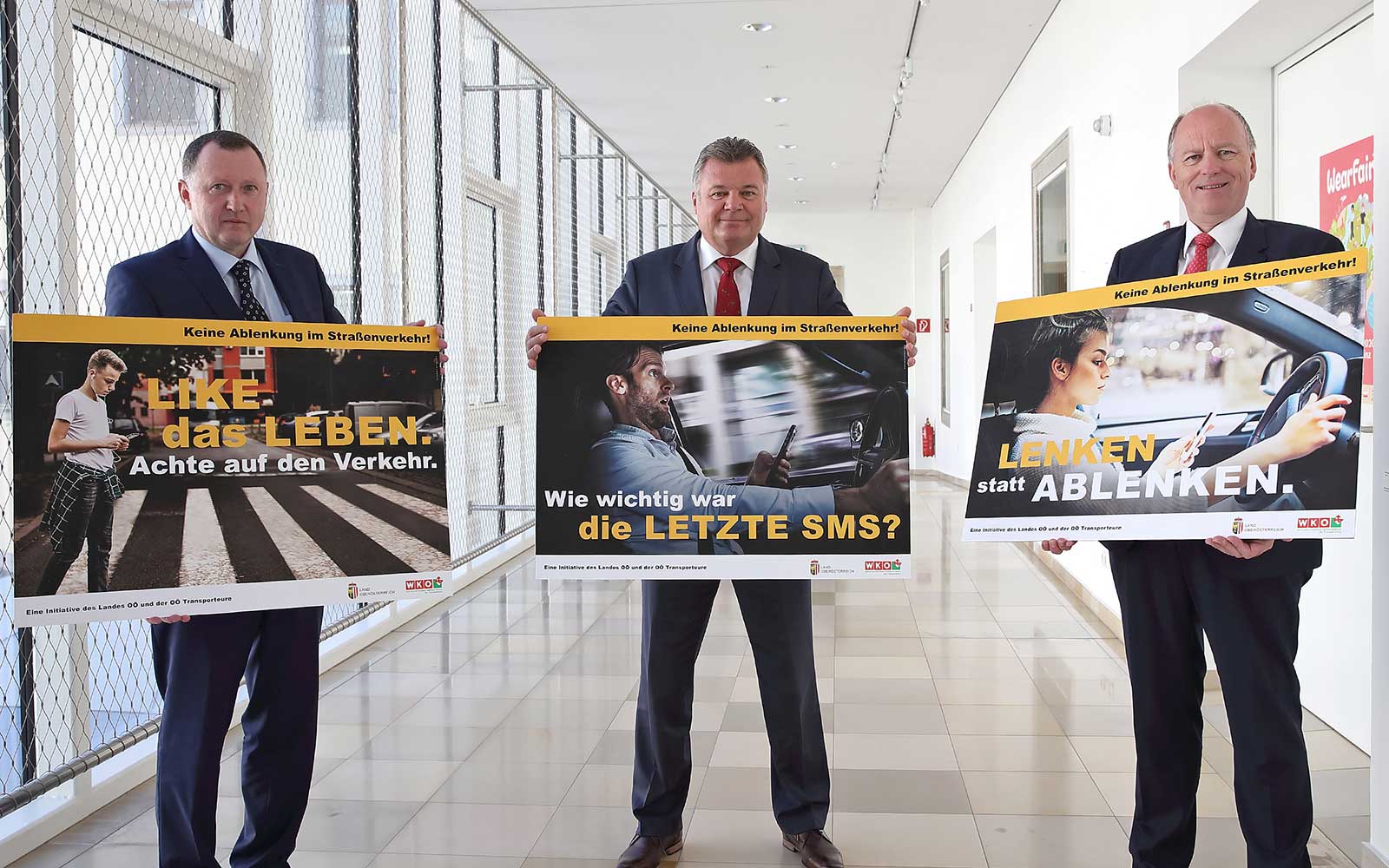 Das Land Oberösterreich präsentiert 3 Plakate zum Thema Ablenkung im Straßenverkehr