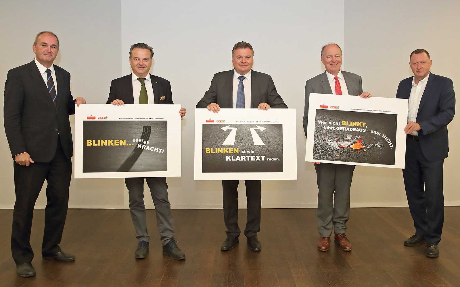 Das Land Oberösterreich präsentiert die Kampagne für Blinken im Straßenverkehr