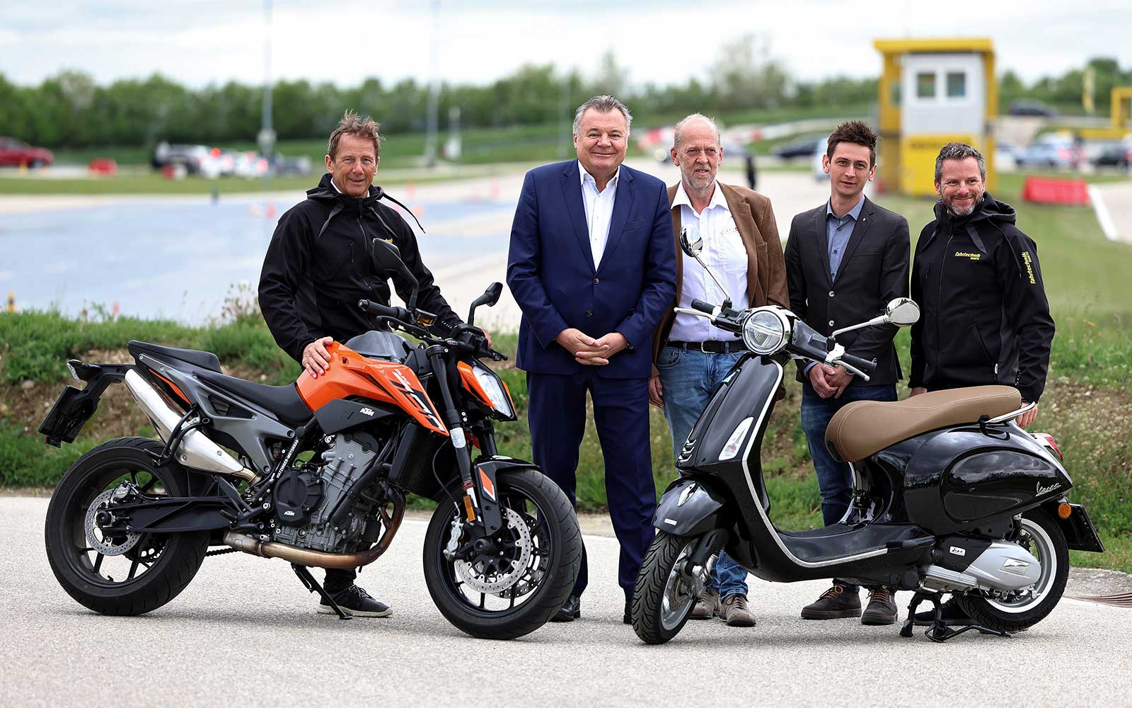 Der Infrastruktur Landesrat des Landes OÖ präsentierte mit Vertretern des Verkehrsabteilung des Land OÖ und Vertretern von ÖAMTC und ARBÖ die Maßnahmen und Tipps für die Motorradsaison 2024.