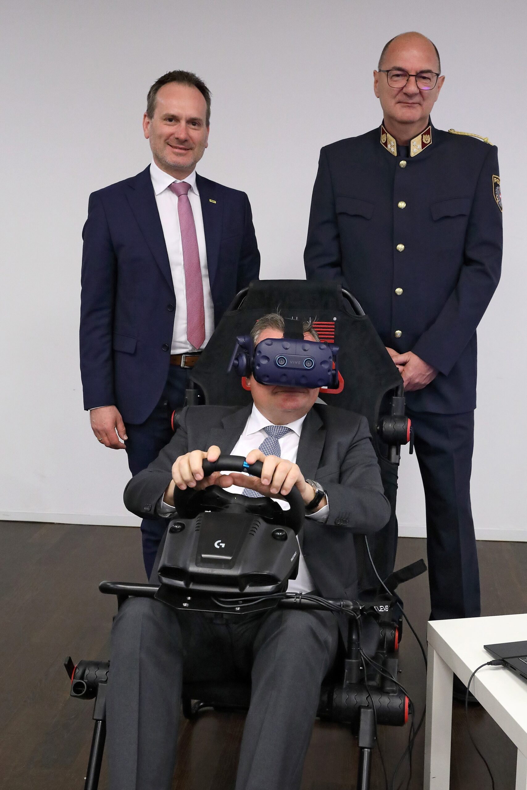 ÖAMTC Direktor Harald Großauer, Landesrat Günther Steinkellner und Oberst Scherleitner präsentieren das OÖ Vorreiterprojekt der Virtual Reality Brille